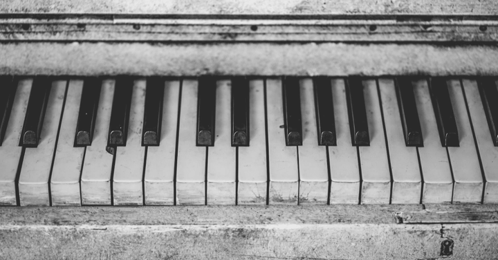 Pianotoetsen zonder schade reinigen en schoonmaken